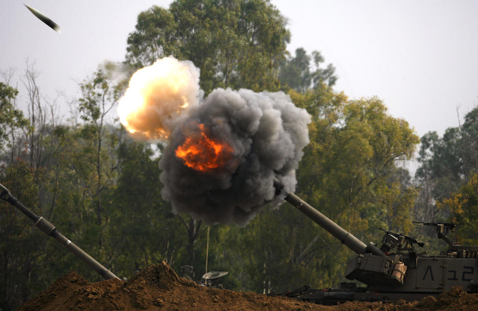 KRIG: En isralesk tanks avfyrer skudd inn mot Gazastripen under kampene i vinter. Foto: Amir Cohen/REUTERS