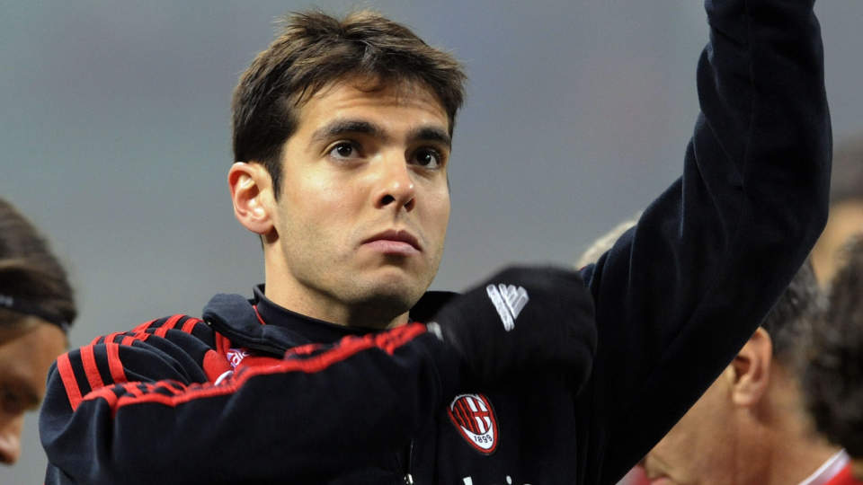 APPLAUDERTE: Kak� klappet seg til brystet, og applauderte AC Milan-fansen f�r m�tet mot Fiorentina. Foto: Damien Meyer, AFP.