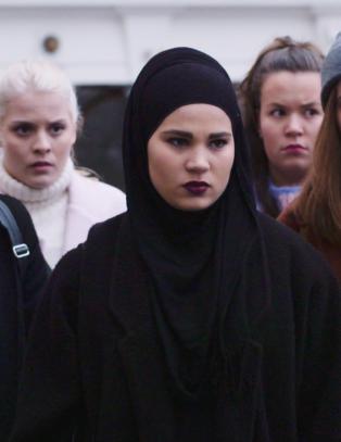 - Hun bruker hijab, men er helt vanlig og skikkelig tøff i trynet