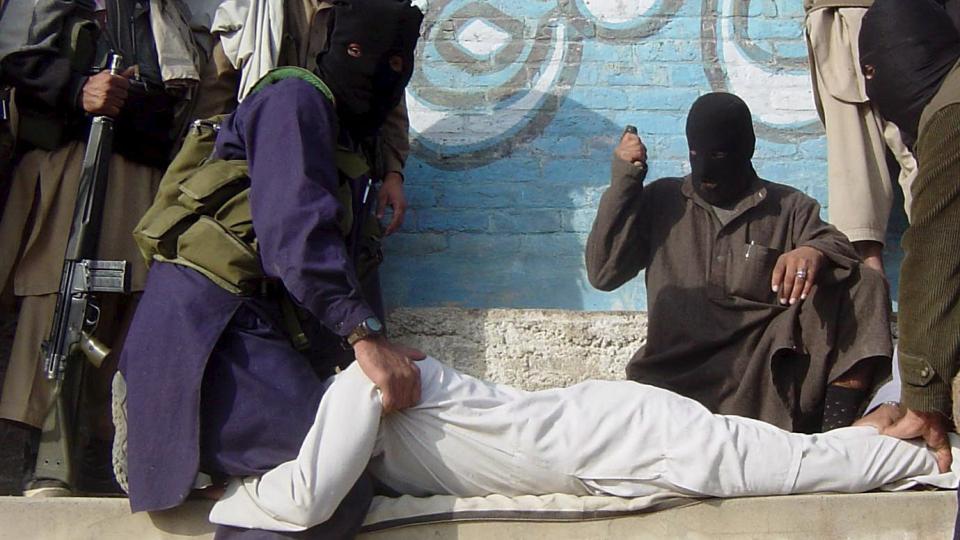 TALIBAN: Menn med talibantilknytning straffer en p�st�tt dopdealer i Swat-dalen. Foto: EPA/RASHID IQBAL/Scanpix