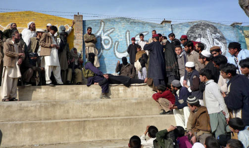 TERRORREGIME: Talibanmedlemer driver offentlig pisking av innbyggere i Mingora - dette bildet ble tatt i midten av januar. Foto: AP Photo/Sherin Zada/SCANPIX