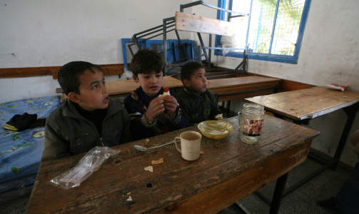 - IKKE NOE PROBLEM � �KE LEVERANSENE AV MAT: Sier Israel i dag. Men selve blokaden av Gaza fortsetter. Barna p� bildet f�r mat ved en FN-skole, etter at hjemmene deres ble �delagt. Foto: Scanpix