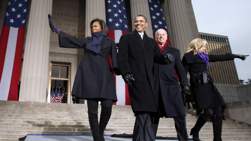 KLAR FOR � LAGE HISTORIE:- Bare en h�ndfull ganger gjennom historien er en generasjon blitt konfrontert med utfordringer s� store, sa Barack Obama i natt. Den 20. januar blir Obama USAs 44. president. Her gj�r han et stopp i Baltimore sammen med kona Michelle, visepresidenten hans Joe Biden, og Bidens kone Jill.   Foto: Scanpix