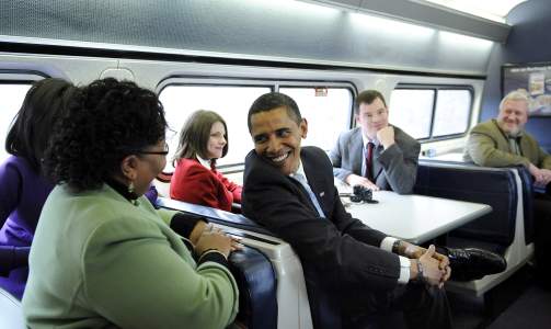 I HISTORISKE SPOR: Barack Obama gj�r som Abraham Lincoln og tar toget til Washington D.C. f�r innsettelsesserimonien. Foto: Scanpix