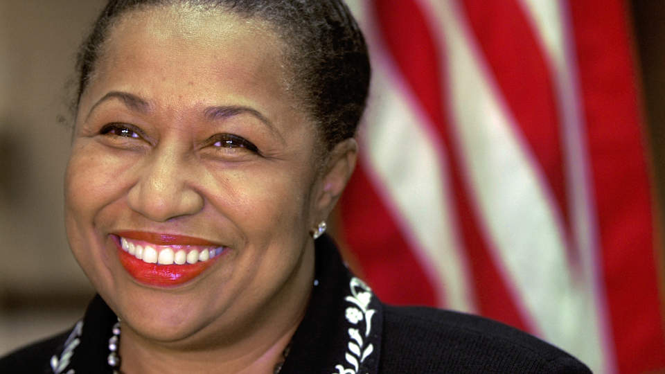 F�RSTE SVARTE KVINNE: Carol Moseley Braun skrev historie da hun ble f�rste afroamerikanske kvinne i Senatet. I 2004 stilte hun som kandidat til demokratenes nominasjonsvalg. Dette bildet er fra �ret f�r, da hun lanserte sitt kandidatur som presidentkandidat. Foto: AP Photo/Seth Perlman/SCANPIX
