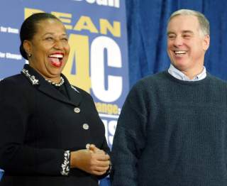 STILTE SOM KANDIDAT: Carol Moseley Braun rakk s� vidt � v�re med i racet om � bli demokratenes presidentkandidat i 2004. I januar det �ret trakk hun seg og st�ttet Howard Dean. Her er de to sammen under et valgkamparrangement.  Foto: AFP PHOTO/Timothy A. Clary/SCANPIX