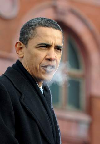 FRA SAMME KRETS: Barack Obama kommer fra samme politiske milj� i Chicago. Her er USAs p�troppende president under en tale i Wilmington, Delaware. Foto: EPA/KEVIN DIETSCH / SCANPIX