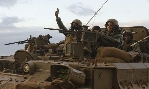 JUBLET FOR FRED I G�R: Israelske soldater viste V-tegnet for fred i g�r. I dag ble skutt p� med raketter og den ferske v�penhvilen henger i en tynn tr�d. Foto: AFP PHOTO/YOAV LEMMER/SCANPIX