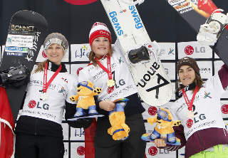 FEIRER I KVELD: Helene Olafsen med gullmedaljen. S�lvvinner Olivia Nobs (venstre) og Mellie Francon jubler med.  Foto: SCANPIX/REUTERS/Jo Yong-Hak