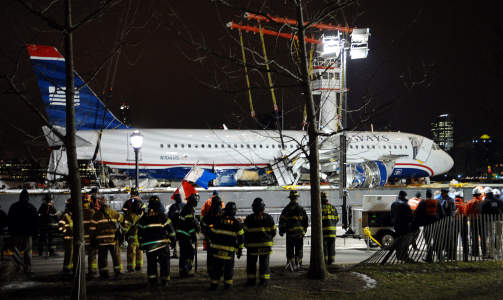 OPP AV VANNET: I g�r kveld lokal tid ble Airbus 320A-maskinen hevet opp av elva Hudson, der den endte sin ferd p� torsdag.   Foto: AFP PHOTO/SCANPIX