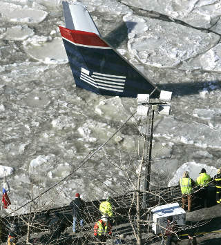 VANSKELIGE BERGNINGSFORHOLD:  Is og det m�rke vannet gj�r det vanskelig for dykkere � lokalisere flyets motorer. Foto: AP PHOTO/SCANPIX