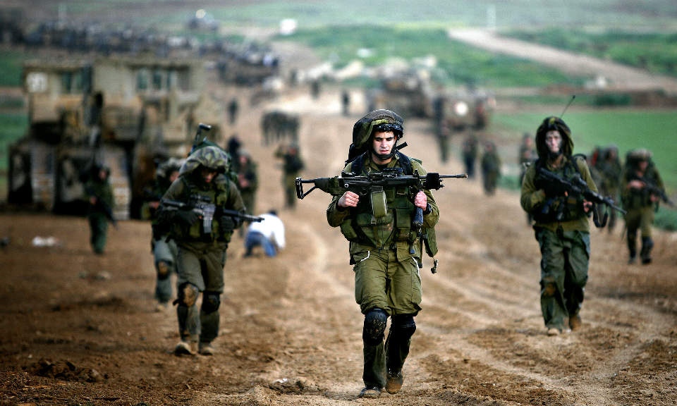 TILBAKE I FELT: Israelske soldater er p� vei tilbake til Gaza etter at v�penhvilen i praksis ble brutt i dag. En palestinsk sivil ble drept under trefninger mellom israelske soldater og palestinske oppr�rere i dag. Foto:  REUTERS/SCANPIX
