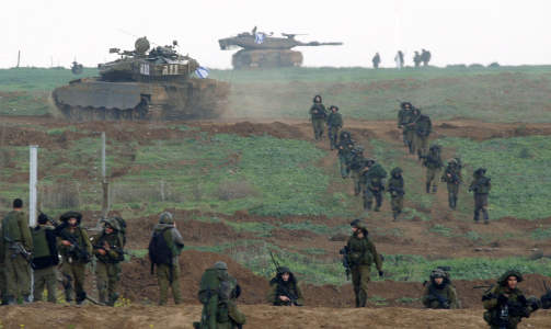 TILBAKE TIL FRONTEN: Israelske soldater fikk hvile i sju timer f�r de m�tte tilbake i felt igjen i dag tidlig. REUTERS/Yannis Behrakis/SCANPIX