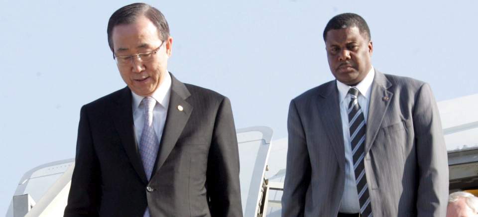 P� SYRIA-BES�K: FN-sjef Ban Ki-moon (t.v) ankom Syria i dag for samtaler om Gaza-krigen. Foto: EPA/YOUSSEF BADAWI