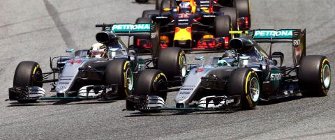 Drama da kollegene Hamilton og Rosberg kolliderte