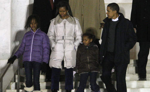 FAMILIE: Barack Obama, kona Michelle samt d�trene Sasha og Malia, spaserer ned trappa p� Lincoln Memorial tidligere i januar. Foto: SCANPIX/REUTERS/Jim Young