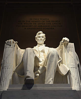 F�LGER MED: En seks meter h�y statue av Abraham Lincoln. N�r Obama ankommer Washington har han tatt samme reisegjorde som Lincoln gjorde under sin innsettelse. Foto: SCANPIX/AFP PHOTO/Karen BLEIER