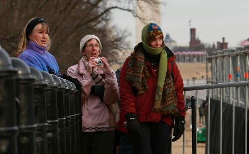 TO MILLIONER MENNESKER KOMMER TIL WASHINGTON: Turister fors�ker � f� et glimt av pr�vene f�r kveldens konsert. Foto: SCANPIX