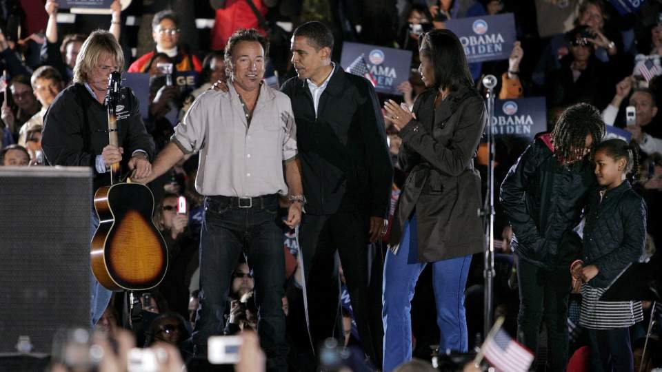 SJEFEN OG SNART-SJEFEN: Bruce Springsteen opptrer i kveld p� en historisk konsert p� Lincoln Memorial i Washington, for � hedre innsettelsen av Barack Obama. Her er de to sammen p� scenen i Cleveland, under fjor�rets valgkamp. FOTO: SCANPIX/EPA/DAVID MAXWELL