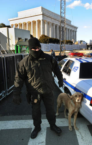 HUND ETTER OBAMA: En politihund sniffer fram potensielle farer i forkant av kveldens konsert. Foto: SCANPIX/AFP PHOTO/Mark RALSTON