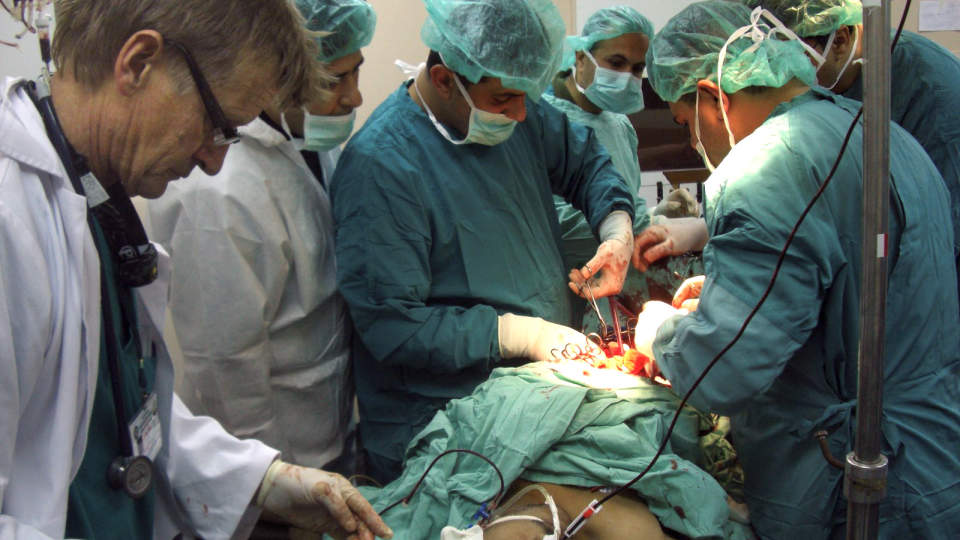 GAZA 20090104:
TRENGER SPESIALSYKEPLEIERE: Lege Mads Gilbert var med i den f�rste runden til hjelpeorganisasjonen NORWAC. N� trenger de flere medisinske hjelpere, og da s�rlig spesialsykepleiere. De som kunne tenke seg � bist� i krigssonen, bes melde seg til tjeneste. Foto: NORWAC