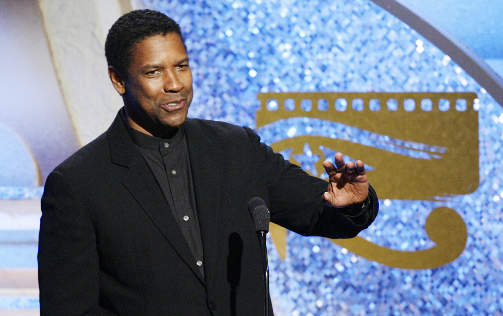 P� SCENEN: Skuespiller Denzel Washington skal lese en tekst p� scenen. Foto: REUTERS/SCANPIX