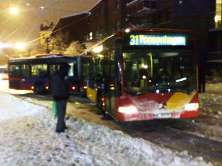 BUSS I N�D: Denne leddbussen fikk problemer p� vei oppover Trondheimsveien i Oslo sentrum. MMS-foto: GEIR BARSTEIN