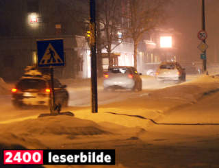 RIKSVEI 7: Fra tettstedet Sokna i Ringerike. - Trafikken er enn� tett p� vei �stover mellom Hallingdal og H�nefoss, og billistene sliter med mye sn� i veibanen og d�rlig sikt. Stedvis er det veldig glatt, sier Arne Tvervaag i 21-tida. Foto: ARNE TVERVAAG