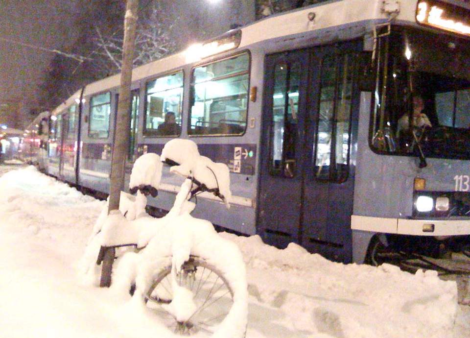 NEDSN�DD: Det var stans i trikketrafikken ved Birkelunden i dag. Sn�en skaper problemer i trafikken. Vi anbefaler for �vrig � la sykkelen st� i dag. MMS-foto: Sindre Granly Meldalen