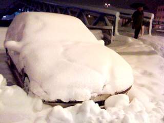 DU ER IKKE ALENE: S� bilen din ut som denne i dag? S�nn kan det g� etter en virkelig sn�rik helg. Foto tatt ved Oslo b�rs. MMS-foto: Sindre Granly Meldalen