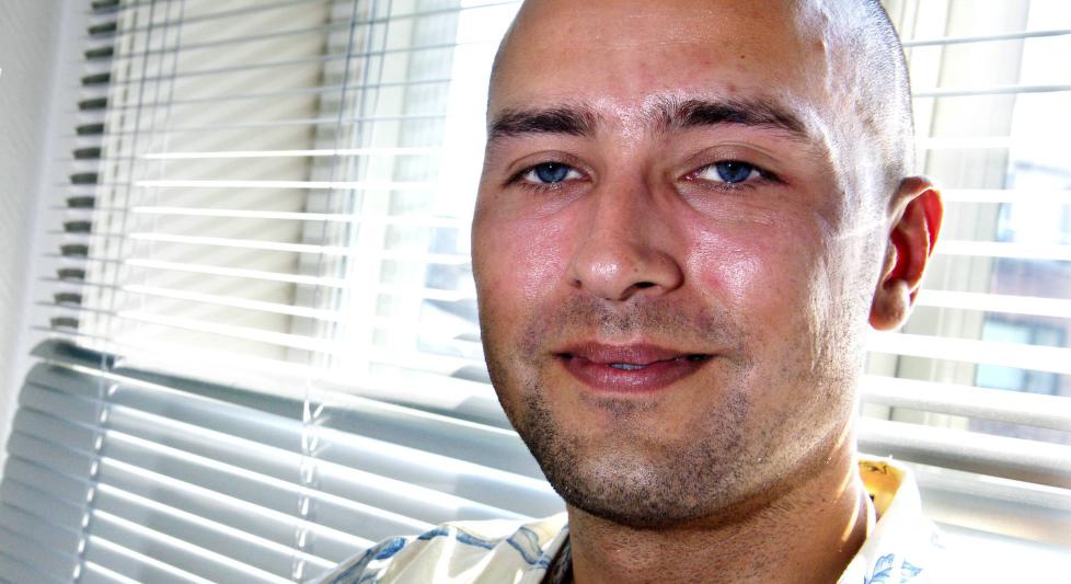 BENEKTER AT TEGNINGENE ER RASISTISKE: Kunstner Thomas Knarvik har f�tt kritikk de siste dagene for tegninger han la ut p� Facebook. FOTO: MARTE CHRISTENSEN