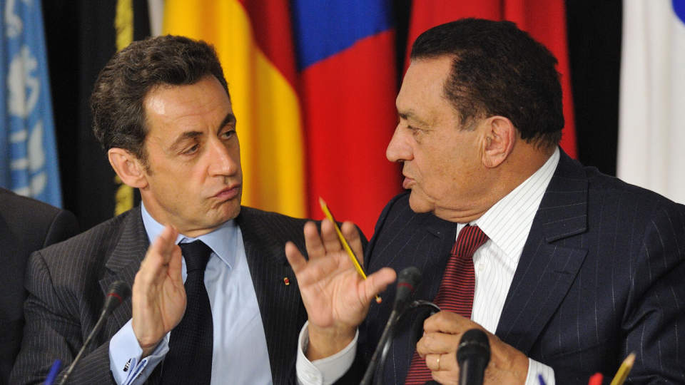 PR�VER � MEGLE: Frankrikes president Nicolas Sarkozy (t.v.) snakker med Egyprs president Hosni Mubarak under toppm�te om Gaza i g�r. N� skal Mubarak kalle partene i Gaza-konflikten inn til nye samtaler. Foto: Eric Feferberg/Scanpix/AFP