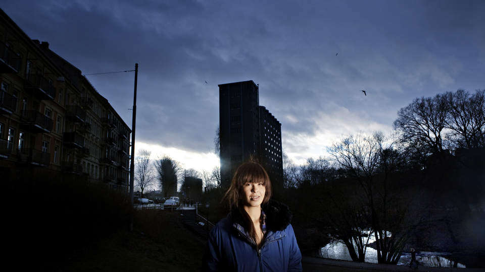 STOLT: - Jeg er skikkelig stolt av den siste plata. Jeg var t�ff som turde � si det jeg gjorde, sier Mena. Her i sitt nye nabolag p� Gr�nerl�kka, der hun er fersk samboer med journalist Eivind S�ther. Foto: J�RN H. MOEN