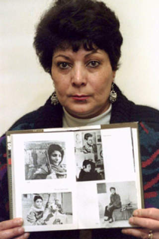 BLE EN PALESTINSK FRIGJ�RINGSHELT: PFLP-terrorist Leila Khaled deltok p� kapringen et fly fra Roma til Athen i 1969. Etter det tok hun en rekke plastiske operasjoner for � endre utseendet sitt. Hun ble arrestert av britene i 1970, men raskt sluppet fri. �ret etter forlot PFLP flykapringer som en del av taktikken. Foto: Ali Jarekji/REUTERS