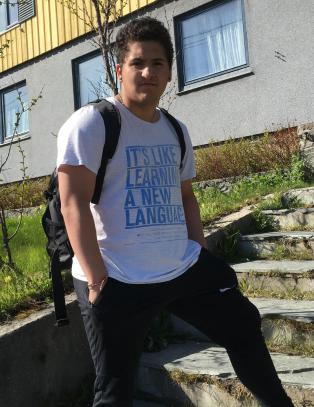 Fikk penger av moren til å kjøpe noe til seg selv. Marco (16) brukte pengene på mat til hjemløse