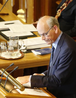 Krangler om hvem som piller seg i navlen