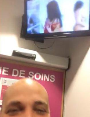 Bryter ut i latter da han ser hva sykehuset viser p� TV-skjermen