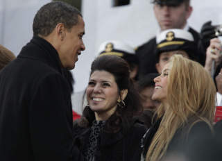 STJERNER Obama tok i mot sine sv�rt celebre gjester under innsettelsesfesten i natt. hwewr med artisten Shakira. Foto: AP Photo/Carolyn Kaster)