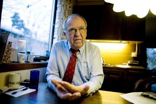 POLITIVETERAN: Arnstein �verkil (71) var i mange �r politimester i Asker og B�rum f�r han overtok som overv�kingssjef. Han var sentral i oppbyggingen av palestinernes politi- og sikkerhetsstyrker etter Oslo-avtalen, samt grunnleggingen av det internasjonale politiobservat�rkorpset TIPH i Hebron p� Vestbredden. Foto: Bj�rn Langsem