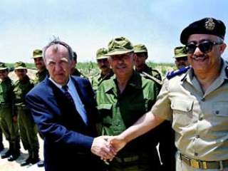 ARAFATS R�DGIVER: Den norske politimesteren ble Yassir Arafats r�dgiver i politisp�rsm�l. Her inspiseres palestinske politistyrker sammen med politisjef Mohamnud Salah Al Jaber Barut. Foto: Bj�rn Langsem