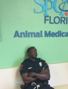 Politimannen nektet å forlate valpen på klinikken. Nå blir hele USA rørt av dette bildet