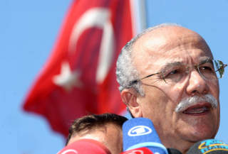 OMFATTENDE: Tiltalepunktene fra sjefsanklager Aykut Cengiz Engin strekker seg over 2455 sider, og tok nesten to uker � lese opp i retten. FOTO: AFP PHOTO/BULENT KILIC/SCANPIX