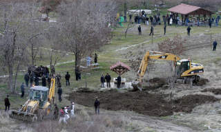 LETER ETTER V�PEN: Tidligere denne m�neden ble det lett etter v�pen som skal ha tilh�rt gruppa, i et skogsomr�de utenfor Ankara. FOTO: REUTERS/UMIT BEKTAS/SCANPIX