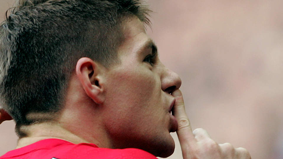 STILNER HAN EVERTON-FANSEN IGJEN?: Steven Gerrard har i en �rrekke v�rt et yndet hatobjekt for Everton-fansen, men i kveld frykter mange at hetsen vil bli verre enn noensinne, etter barslagsm�let Gerrard var involvert i i romjula. Derfor har Merseyside-politiet varslet at de ikke vil n�le med � arrestere folk som synger sjikanerende sanger om Liverpool-kapteinen   Foto: AP Photo/Paul Ellis