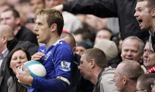 BLE SPYTTET P�: Neville-familien st�r ikke h�yt i kurs p� Anfield. Her er det lillebror Phil som f�r ufin behandling fra tribunen under forrige sesongs byderby.  Foto: AFP PHOTO/PAUL ELLIS