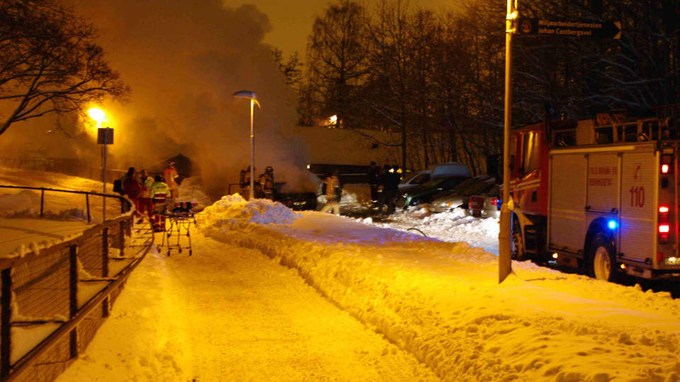  BRENNENDE BIL:  En bil st�r i brann i n�rheten av Esso ved Haugerud senter. Foto: Daniel Dale Laabak