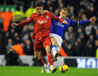BEINKROK: Evertons Phil Neville og Albert Rieira. Foto:  AFP/Andrew Yates/Scanpix
