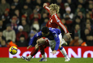 TETT: Liverpools Fernando Torres i duell med Evertons Mikel Arteta. Foto: AP/Paul Thomas/Scanpix