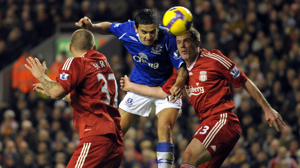 I ST�TET: Everton Tim Cahill traff bra med headingen i f�rste omgang, men en god redning av Liverpool-keeper Jose Reina hindret scoring. Like f�r slutt fikk han derimot uttelling. Foto: AFP/Andrew Yates/Scanpix
