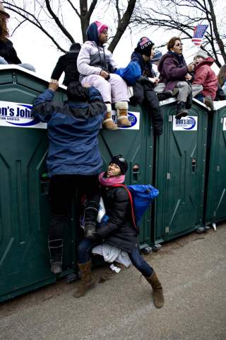 5000 DOER: De trodde de hadde funnet orkesterplass foran Lincoln Memorial. Minutter etterp� kom politiet og jaget dem ned. Foto: SVEINUNG U. YSTAD
